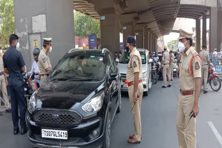 వాహనాలు తనిఖీ చేస్తున్న పోలీసులు