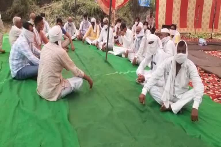 सत्याग्रह करते किसान.