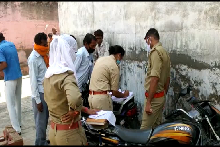 घटना की जांच करती पुलिस.