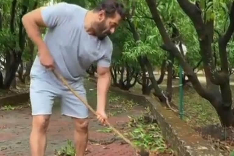 Salman Khan cleans up his Panvel farmhouse to mark Environment Day