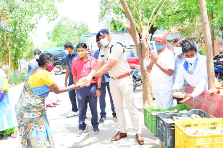 food supply by sathyasai seva samithi