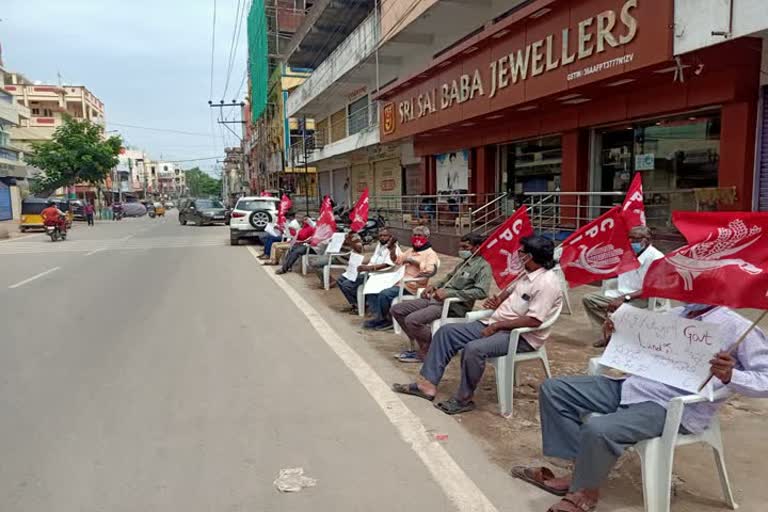 CPI leaders protest for construct a hospital building on government land at jagadgirigutta