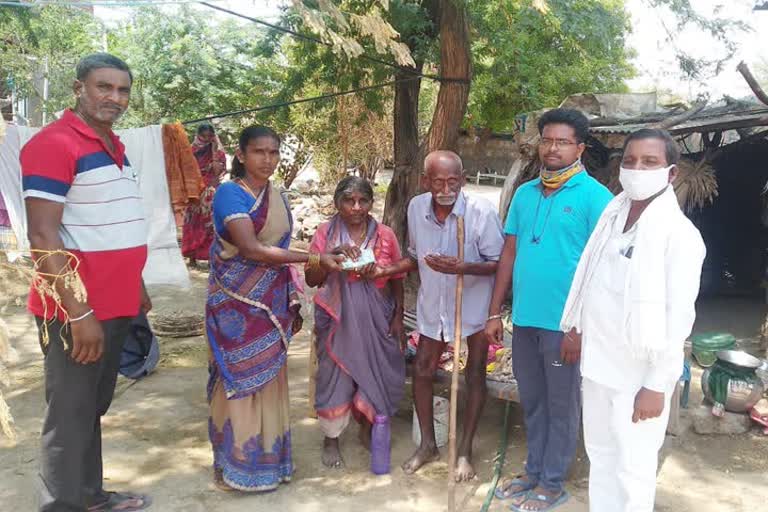 వృద్ధ దంపతులకు ఆర్థిక సహాయం