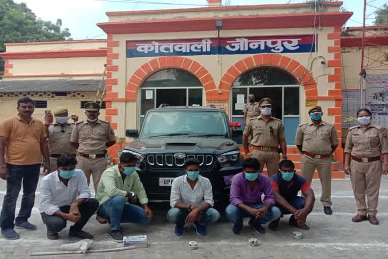 पुलिस के गिरफ्त में चोर.