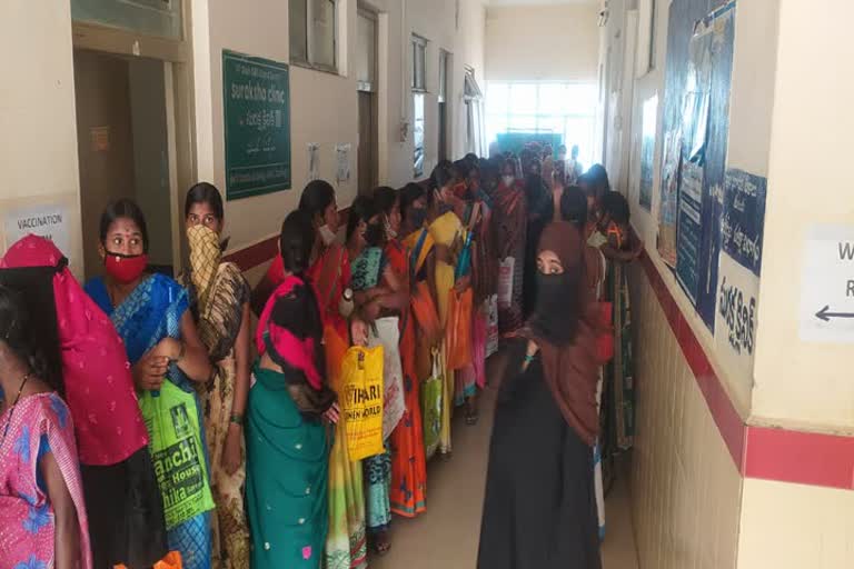 pregnant women queue at adhoni