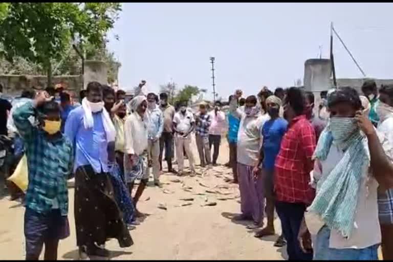 fishermen protest at mill at thonda in suryapet district, fish dead with wastage 
