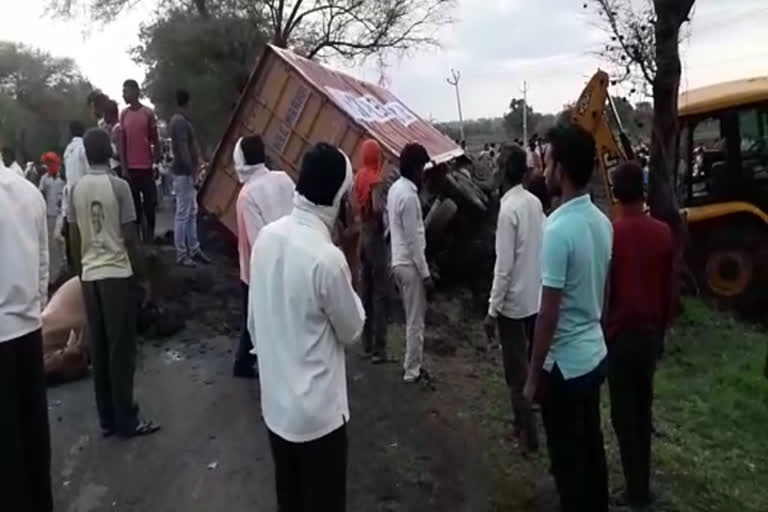 कंटेनरची दोन बैल गाडीला धडक