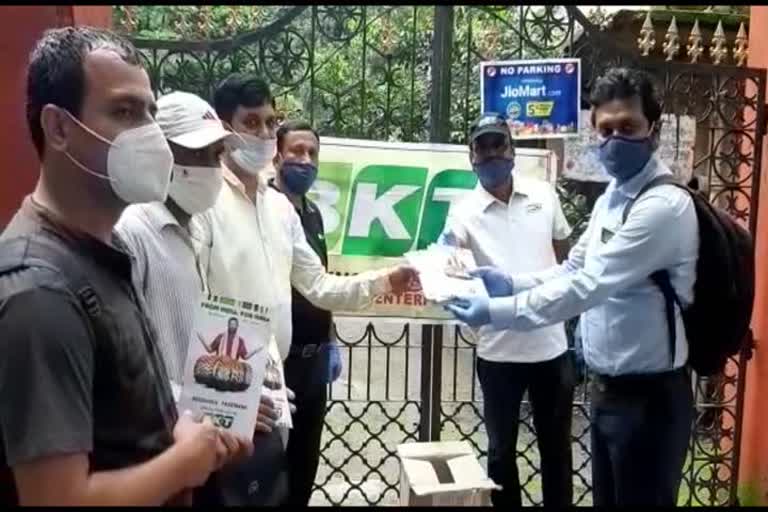 Distribution of masks and sanitizers among media persons in Dhanbad 