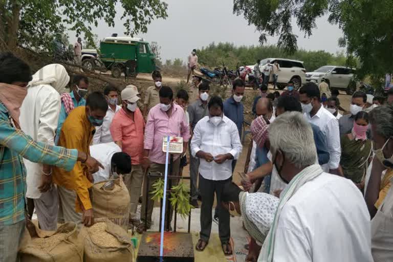 mla aruri ramesh, vardhannapeta mla aruri ramesh, paddy purchase centers