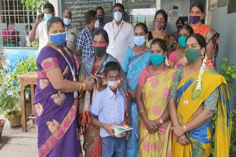 pudhucherry govt school teachers honour parents 