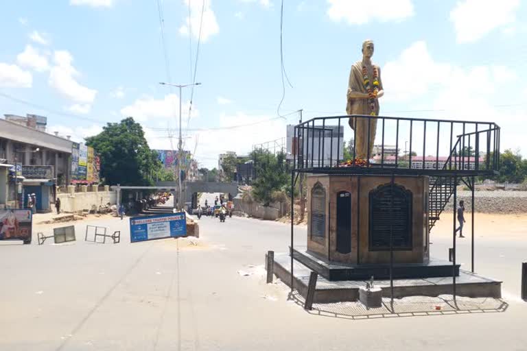 empty roads due to curfew