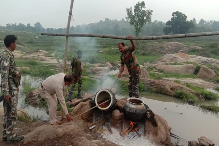 अवैध शराब के कारोबार पर की गई छापेमारी.