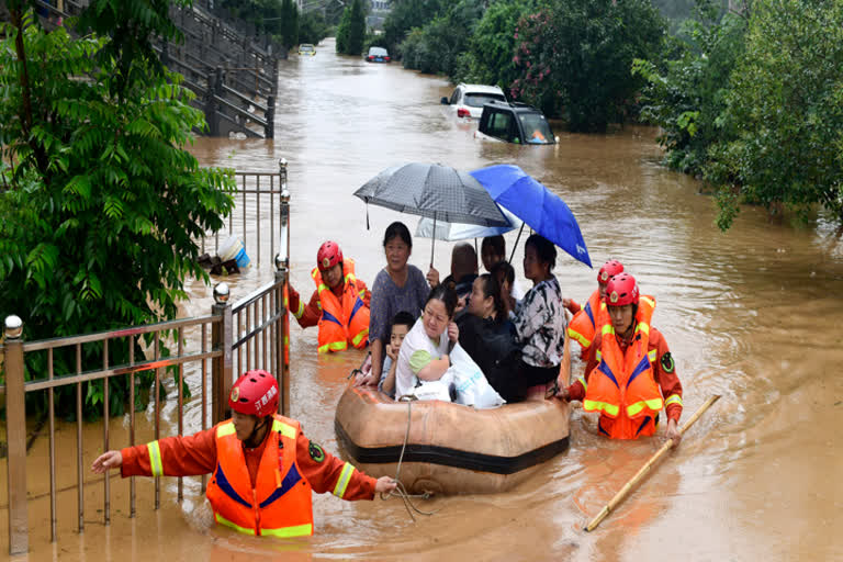 அரை நூற்றாண்டு காணாத கனமழை: வெள்ளத்தில் மிதக்கும் சீனா