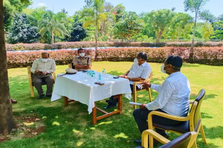  Jagadish Shettar talks with officials about lockdown