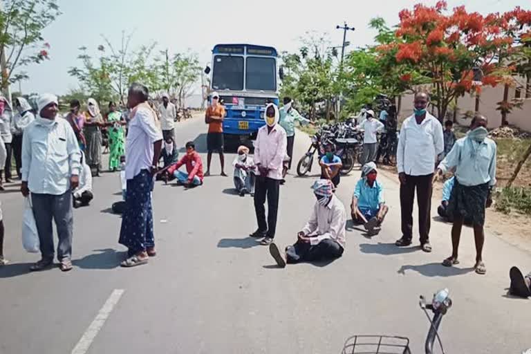 farmers protest in husnabad, farmers protest in siddipet district, delay in paddy purchase in husnabad