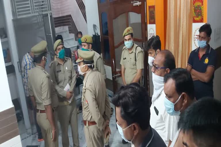 घटनास्थल पर पहुंचे पुलिस अधिकारी