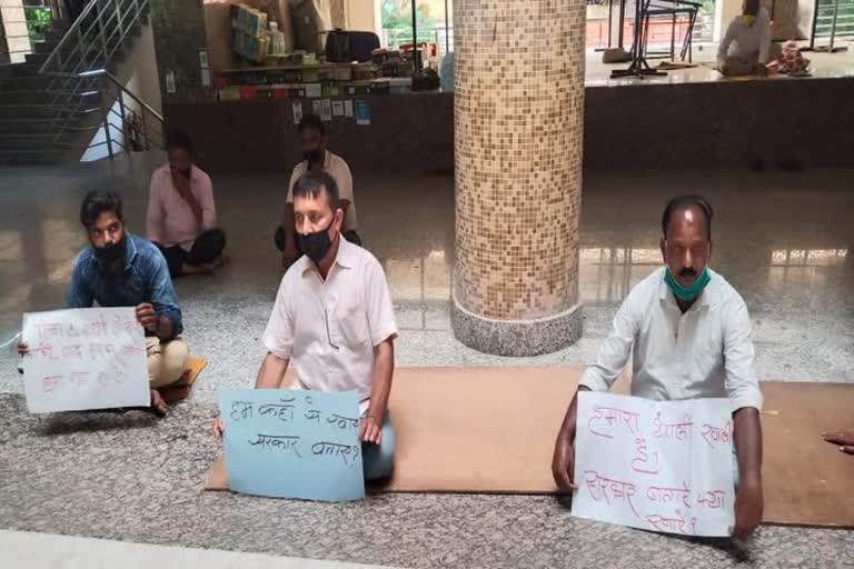 protest at atal smriti vendor market in ranchi, रांची में दुकानदारों का विरोेध प्रदर्शन