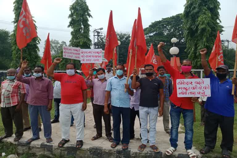 Contract workers of Bokaro Steel Plant protest against company