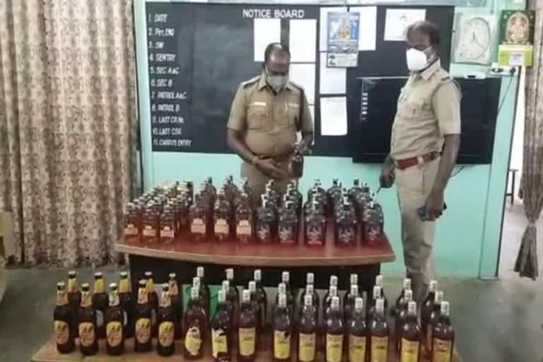 மதுபாட்டில்களை வீட்டில் பதுக்கி விற்பனை செய்தவர் கைது