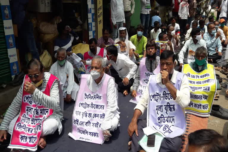 Purulia Cong leaders Protest against increase of petrol and diesel price 