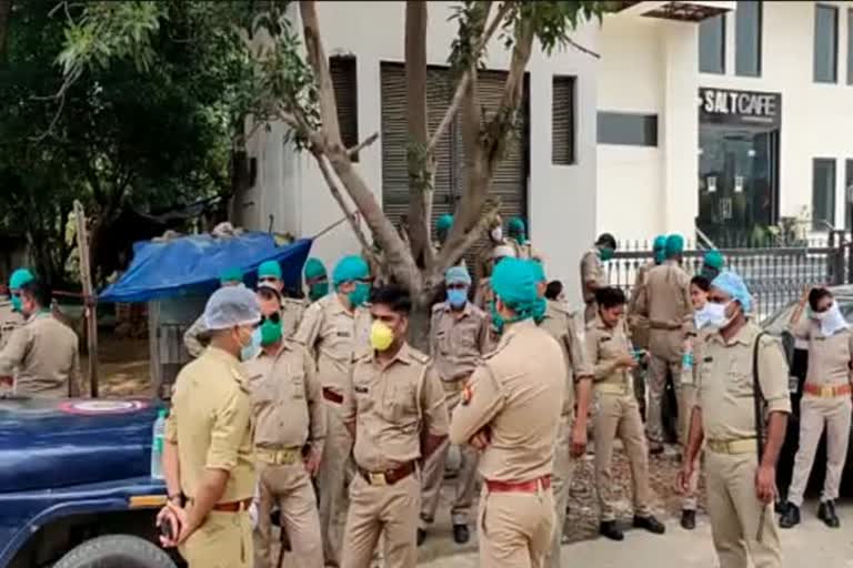 सपा कार्यालय के बाहर खड़ी पुलिस की टीम