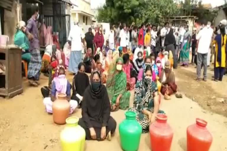 Women block road with empty buckets condemning the panchayat administration!