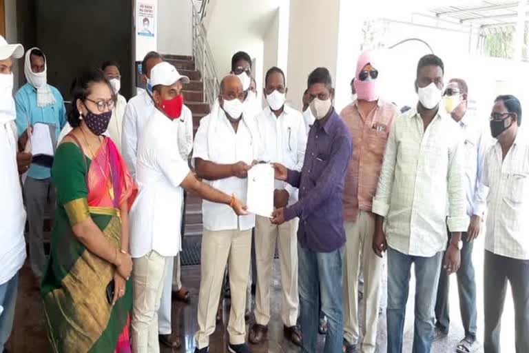 cm relief fund cheques, mla jogu ramanna, mla rathod bapurao