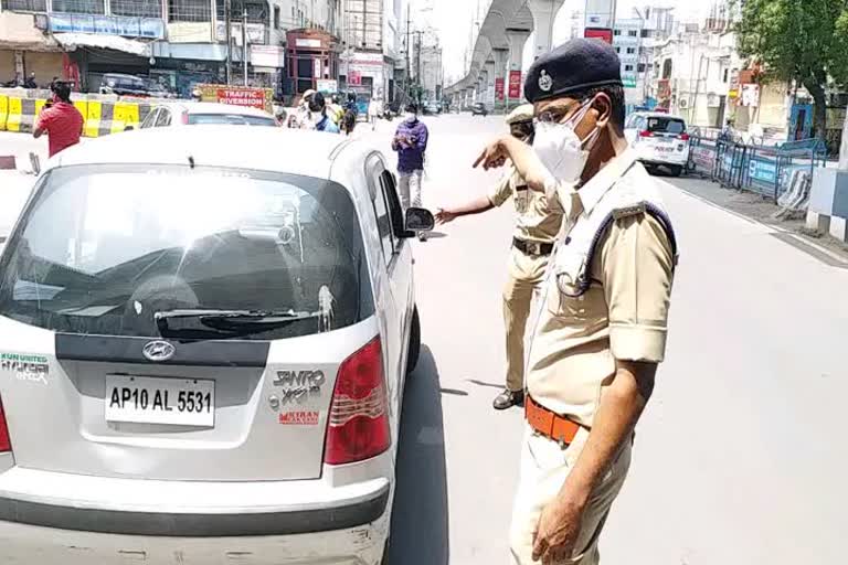 అనవసరంగా రోడ్లపైకి వచ్చిన వారిపై పోలీసుల కొరడా