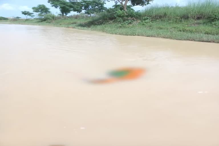 Deadbody of old woman found in river in lohardaga