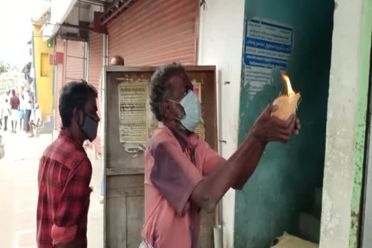 டாஸ்மாக் கடைக்கு தேங்காயில் சூடம் ஏற்றிய மதுப்பிரியர்