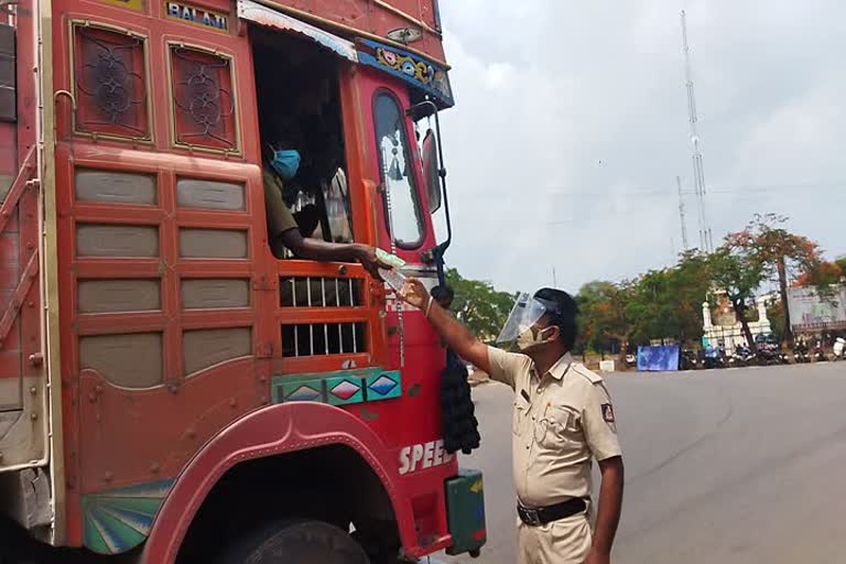 Hubli police who gave the food to lorry drivers