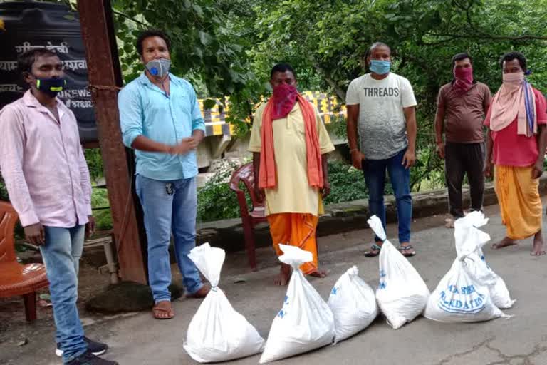 MLA gave relief material to temple priest in Jamshedpur