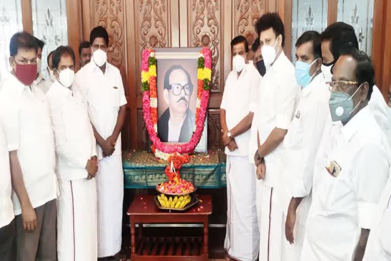 dmk members tributes navalar nedunjezhiyan in his Centennial Celebration