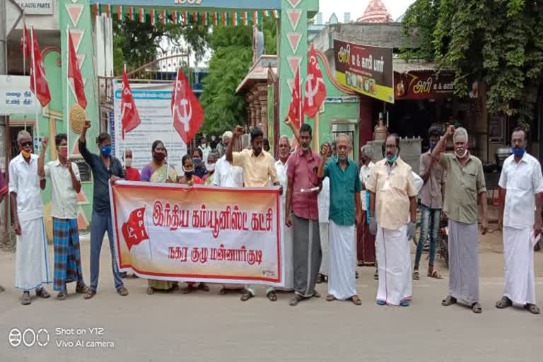 குளங்கள் அனைத்தையும் தூர்வாரக் கோரி ஆர்ப்பாட்டம்