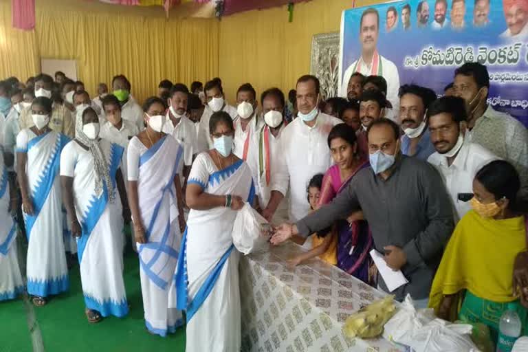 bhuvnagiri mp komatireddy venkatreddy distributed daily commodities to asha workers