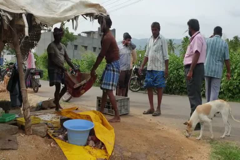 முழு ஊரடங்கில் மீன் விற்பனை - கடைகளை அப்புறப்படுத்திய நகராட்சி!