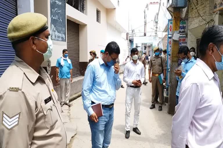 प्रशासन पुलिस की मदद से लोगों का करा रही कोरोना टेस्ट