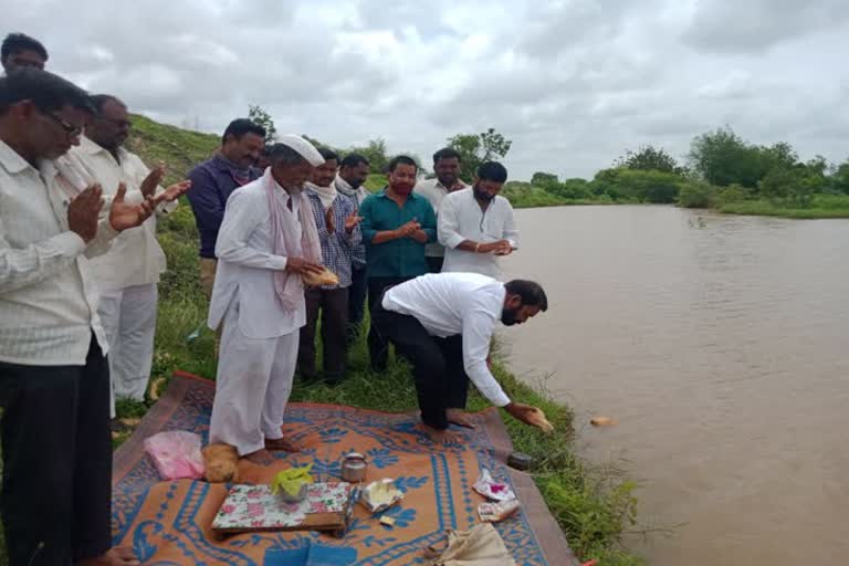 ओढ्याचे पूजन करताना जिल्हा परिषदेचे अध्यक्ष अनिरुद्ध कांबळे व अन्य