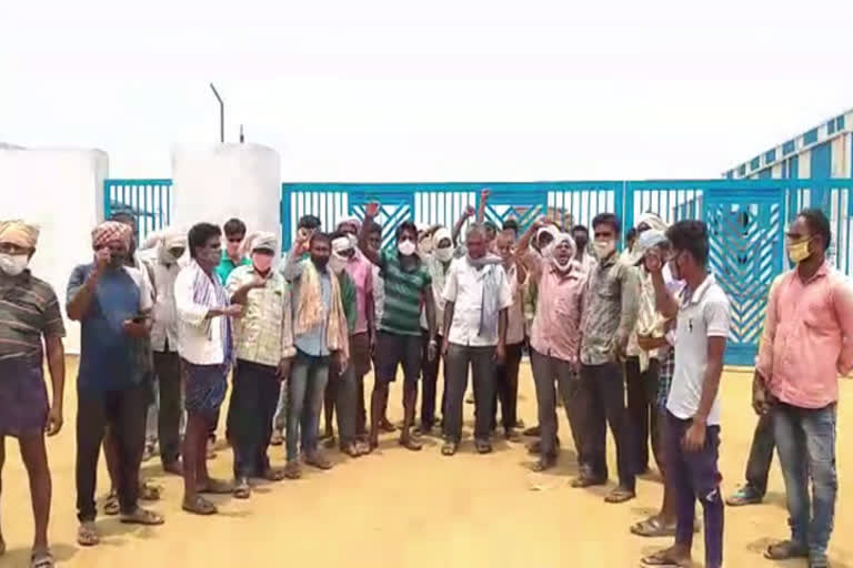 farmers protests at korukondapally rice mill