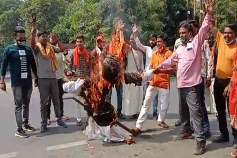 गहलोत सरकार का फूंका पुतला.