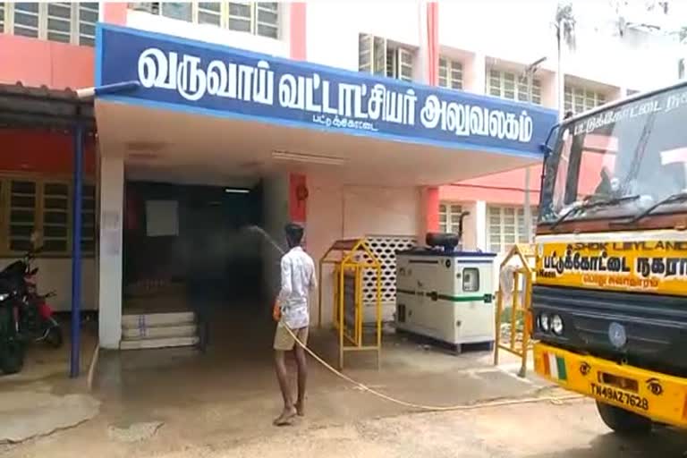 பட்டுக்கோட்டை இளநிலை உதவியாளர்கள் உள்ளிட்ட 26 பேருக்கு தொற்று பாதிப்பு உறுதி!