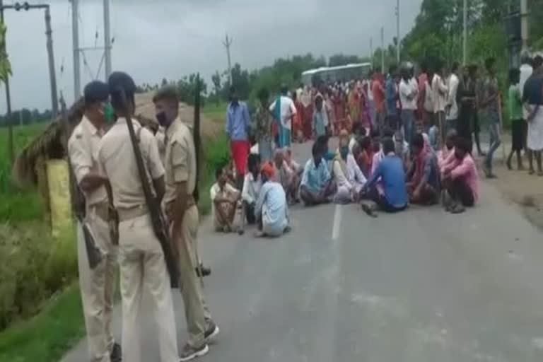 Road block and protests for capture over sealing land in Bagaha