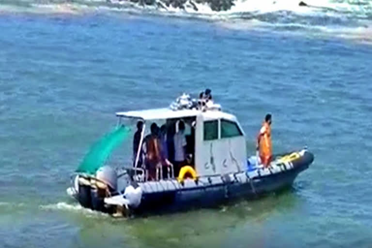 kerala-pocso-case-accused-jumps-into-sea-to-escape-hunt-on