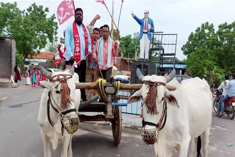 cpi leaders protesting against central government on heavy fuel prices at karimnagar district