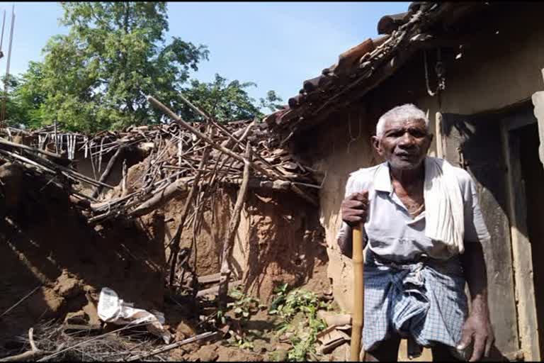 FAMILY HOMELESS IN PALAMU DUE TO HEAVY RAINFALL, पलामू में गरीब का मकान टूटा