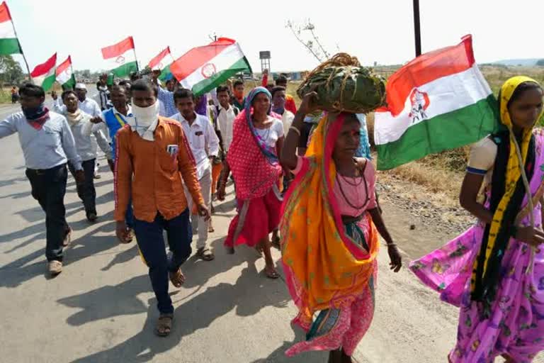 मोर्चात  सहभागी आदिवासी बांधव