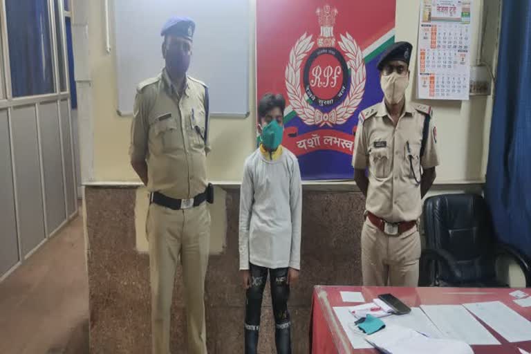 DDU RPF rescued a boy who ran away from home after getting angry