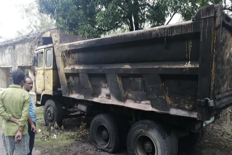 fire in bjp leader vehicle in dhanbad