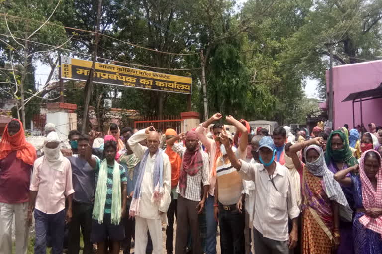 Unorganized workers protest against payloader loading in Dhanbad