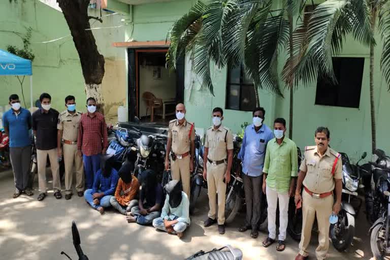 Two-wheeler thieves arrested